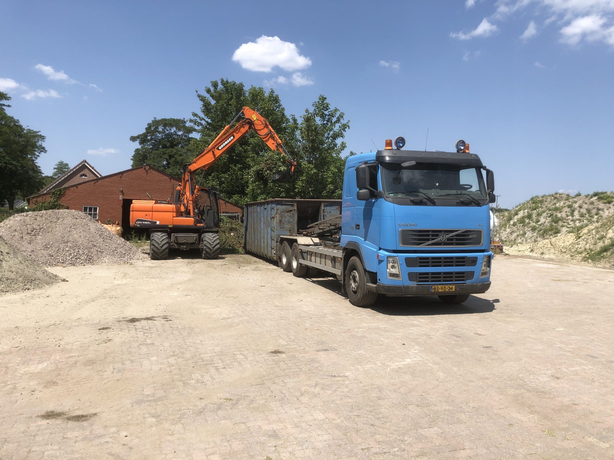 Vissers vrachtwagen en kraan tijdens sloopwerk in West-Brabant